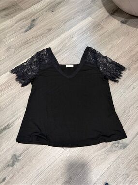 She & Sho Medium Black Lace Sleeve V-Neck Top